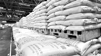 春耕時(shí)節(jié)訪磷肥 破解“用的喊貴、賣的喊虧”市場(chǎng)困局